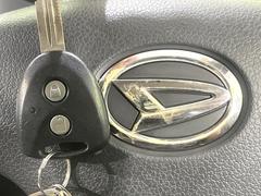 【キーレス】少し離れた場所からでもボタン一つでドアの開錠・施錠ができるのでとっても便利！ドアの鍵穴周りに傷をつけることもありません♪ 4