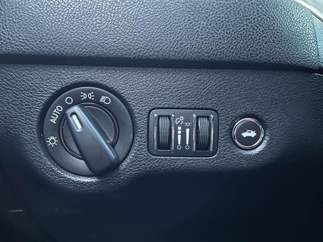 �y���C�g�X�C�b�`�z�`�t�s�n���C�g�������Ï��ł͎����Ńw�b�h���C�g���_�����܂��I���̑����[�^�[�̖��邳�����������Ă���܂���