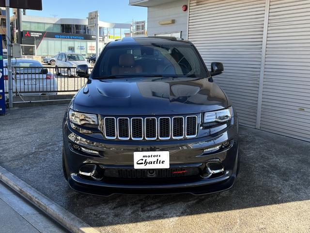 ジープ・グランドチェロキー ＳＲＴ　左Ｈ　新車並行　パノラマサンルーフ　カーボンインテリア　Ｂｒｅｎｂｏブレーキ　ＲＯＨＡＮＡ２２ｉｎｃｈ　パドルシフト　ローンチコントロール　ＢＬＵＥＴＯＯＴＨ　バック＆サイド＆アンダーカメラ　ＥＴＣ（6枚目）