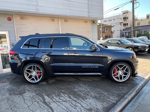 ジープ・グランドチェロキー ＳＲＴ　左Ｈ　新車並行　パノラマサンルーフ　カーボンインテリア　Ｂｒｅｎｂｏブレーキ　ＲＯＨＡＮＡ２２ｉｎｃｈ　パドルシフト　ローンチコントロール　ＢＬＵＥＴＯＯＴＨ　バック＆サイド＆アンダーカメラ　ＥＴＣ（7枚目）