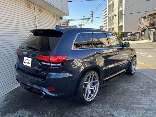 ジープ・グランドチェロキー ＳＲＴ　左Ｈ　新車並行　パノラマサンルーフ　カーボンインテリア　Ｂｒｅｎｂｏブレーキ　ＲＯＨＡＮＡ２２ｉｎｃｈ　パドルシフト　ローンチコントロール　ＢＬＵＥＴＯＯＴＨ　バック＆サイド＆アンダーカメラ　ＥＴＣ（8枚目）