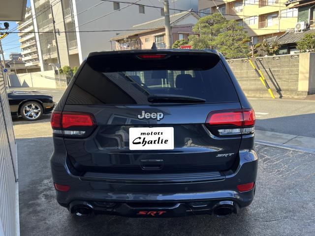 ジープ・グランドチェロキー ＳＲＴ　左Ｈ　新車並行　パノラマサンルーフ　カーボンインテリア　Ｂｒｅｎｂｏブレーキ　ＲＯＨＡＮＡ２２ｉｎｃｈ　パドルシフト　ローンチコントロール　ＢＬＵＥＴＯＯＴＨ　バック＆サイド＆アンダーカメラ　ＥＴＣ（9枚目）