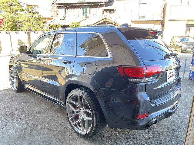 ジープ・グランドチェロキー ＳＲＴ　左Ｈ　新車並行　パノラマサンルーフ　カーボンインテリア　Ｂｒｅｎｂｏブレーキ　ＲＯＨＡＮＡ２２ｉｎｃｈ　パドルシフト　ローンチコントロール　ＢＬＵＥＴＯＯＴＨ　バック＆サイド＆アンダーカメラ　ＥＴＣ（10枚目）