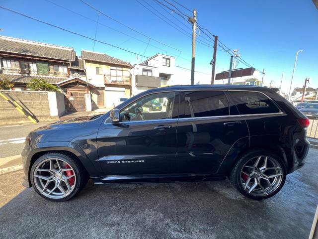 ジープ・グランドチェロキー ＳＲＴ　左Ｈ　新車並行　パノラマサンルーフ　カーボンインテリア　Ｂｒｅｎｂｏブレーキ　ＲＯＨＡＮＡ２２ｉｎｃｈ　パドルシフト　ローンチコントロール　ＢＬＵＥＴＯＯＴＨ　バック＆サイド＆アンダーカメラ　ＥＴＣ（11枚目）