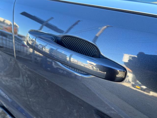 ジープ・グランドチェロキー ＳＲＴ　左Ｈ　新車並行　パノラマサンルーフ　カーボンインテリア　Ｂｒｅｎｂｏブレーキ　ＲＯＨＡＮＡ２２ｉｎｃｈ　パドルシフト　ローンチコントロール　ＢＬＵＥＴＯＯＴＨ　バック＆サイド＆アンダーカメラ　ＥＴＣ（16枚目）