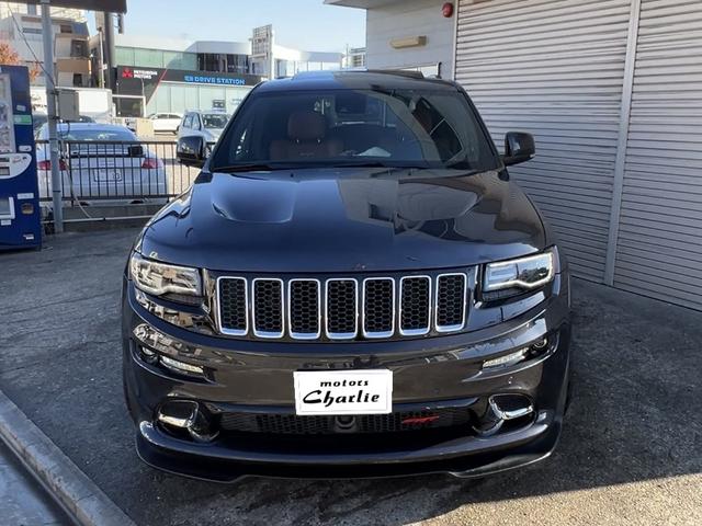 ジープ・グランドチェロキー ＳＲＴ　左Ｈ　新車並行　パノラマサンルーフ　カーボンインテリア　Ｂｒｅｎｂｏブレーキ　ＲＯＨＡＮＡ２２ｉｎｃｈ　パドルシフト　ローンチコントロール　ＢＬＵＥＴＯＯＴＨ　バック＆サイド＆アンダーカメラ　ＥＴＣ（17枚目）