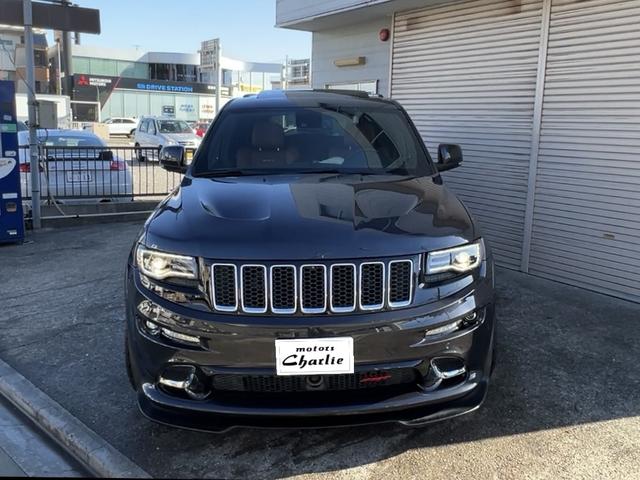 ジープ・グランドチェロキー ＳＲＴ　左Ｈ　新車並行　パノラマサンルーフ　カーボンインテリア　Ｂｒｅｎｂｏブレーキ　ＲＯＨＡＮＡ２２ｉｎｃｈ　パドルシフト　ローンチコントロール　ＢＬＵＥＴＯＯＴＨ　バック＆サイド＆アンダーカメラ　ＥＴＣ（18枚目）