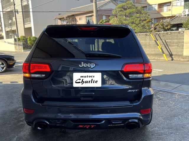 ジープ・グランドチェロキー ＳＲＴ　左Ｈ　新車並行　パノラマサンルーフ　カーボンインテリア　Ｂｒｅｎｂｏブレーキ　ＲＯＨＡＮＡ２２ｉｎｃｈ　パドルシフト　ローンチコントロール　ＢＬＵＥＴＯＯＴＨ　バック＆サイド＆アンダーカメラ　ＥＴＣ（20枚目）