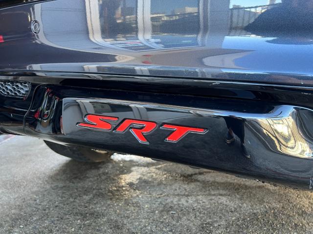 ジープ・グランドチェロキー ＳＲＴ　左Ｈ　新車並行　パノラマサンルーフ　カーボンインテリア　Ｂｒｅｎｂｏブレーキ　ＲＯＨＡＮＡ２２ｉｎｃｈ　パドルシフト　ローンチコントロール　ＢＬＵＥＴＯＯＴＨ　バック＆サイド＆アンダーカメラ　ＥＴＣ（22枚目）