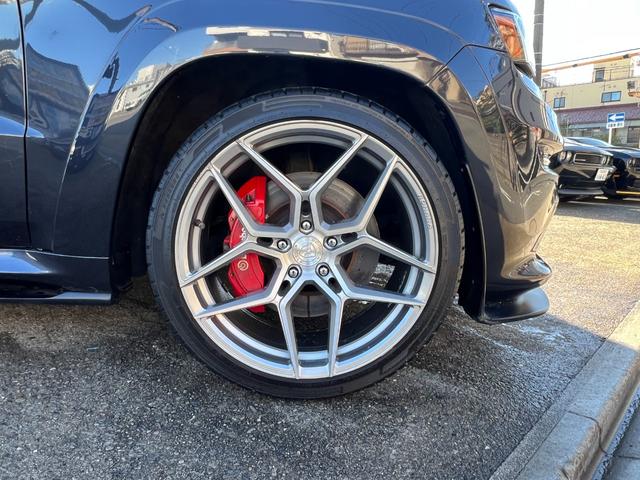 ジープ・グランドチェロキー ＳＲＴ　左Ｈ　新車並行　パノラマサンルーフ　カーボンインテリア　Ｂｒｅｎｂｏブレーキ　ＲＯＨＡＮＡ２２ｉｎｃｈ　パドルシフト　ローンチコントロール　ＢＬＵＥＴＯＯＴＨ　バック＆サイド＆アンダーカメラ　ＥＴＣ（24枚目）