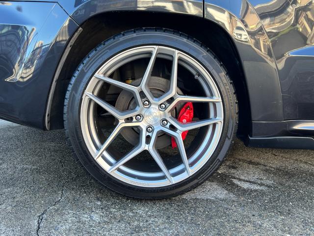 ジープ・グランドチェロキー ＳＲＴ　左Ｈ　新車並行　パノラマサンルーフ　カーボンインテリア　Ｂｒｅｎｂｏブレーキ　ＲＯＨＡＮＡ２２ｉｎｃｈ　パドルシフト　ローンチコントロール　ＢＬＵＥＴＯＯＴＨ　バック＆サイド＆アンダーカメラ　ＥＴＣ（25枚目）