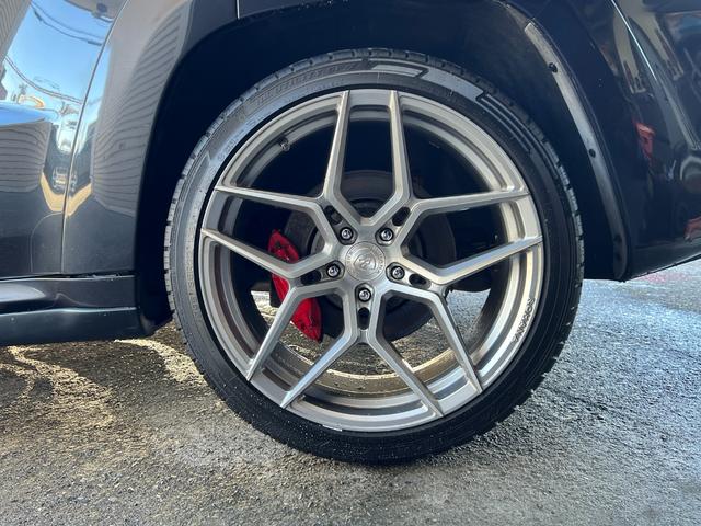 ジープ・グランドチェロキー ＳＲＴ　左Ｈ　新車並行　パノラマサンルーフ　カーボンインテリア　Ｂｒｅｎｂｏブレーキ　ＲＯＨＡＮＡ２２ｉｎｃｈ　パドルシフト　ローンチコントロール　ＢＬＵＥＴＯＯＴＨ　バック＆サイド＆アンダーカメラ　ＥＴＣ（27枚目）