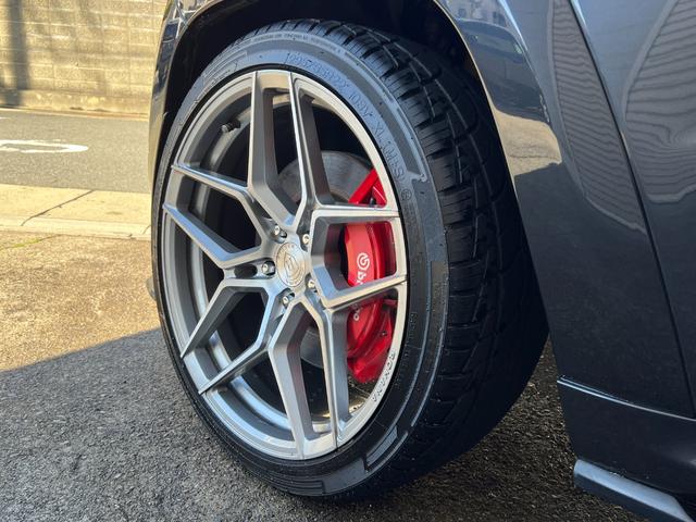 ジープ・グランドチェロキー ＳＲＴ　左Ｈ　新車並行　パノラマサンルーフ　カーボンインテリア　Ｂｒｅｎｂｏブレーキ　ＲＯＨＡＮＡ２２ｉｎｃｈ　パドルシフト　ローンチコントロール　ＢＬＵＥＴＯＯＴＨ　バック＆サイド＆アンダーカメラ　ＥＴＣ（28枚目）
