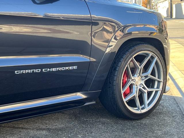 ジープ・グランドチェロキー ＳＲＴ　左Ｈ　新車並行　パノラマサンルーフ　カーボンインテリア　Ｂｒｅｎｂｏブレーキ　ＲＯＨＡＮＡ２２ｉｎｃｈ　パドルシフト　ローンチコントロール　ＢＬＵＥＴＯＯＴＨ　バック＆サイド＆アンダーカメラ　ＥＴＣ（29枚目）