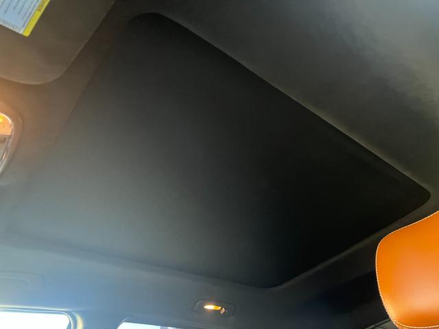 ジープ・グランドチェロキー ＳＲＴ　左Ｈ　新車並行　パノラマサンルーフ　カーボンインテリア　Ｂｒｅｎｂｏブレーキ　ＲＯＨＡＮＡ２２ｉｎｃｈ　パドルシフト　ローンチコントロール　ＢＬＵＥＴＯＯＴＨ　バック＆サイド＆アンダーカメラ　ＥＴＣ（36枚目）