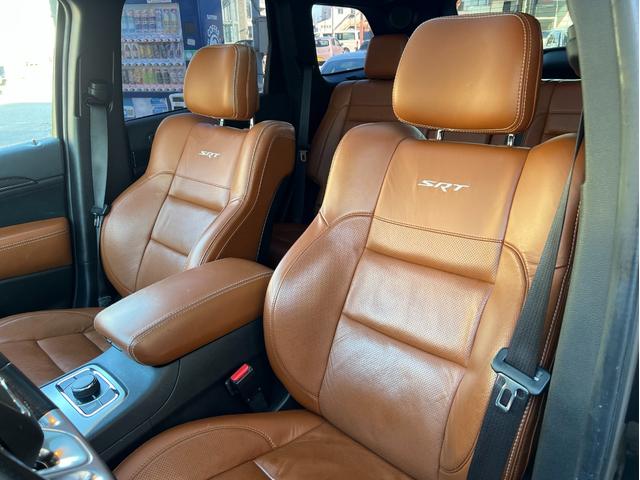 ジープ・グランドチェロキー ＳＲＴ　左Ｈ　新車並行　パノラマサンルーフ　カーボンインテリア　Ｂｒｅｎｂｏブレーキ　ＲＯＨＡＮＡ２２ｉｎｃｈ　パドルシフト　ローンチコントロール　ＢＬＵＥＴＯＯＴＨ　バック＆サイド＆アンダーカメラ　ＥＴＣ（37枚目）