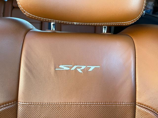 ジープ・グランドチェロキー ＳＲＴ　左Ｈ　新車並行　パノラマサンルーフ　カーボンインテリア　Ｂｒｅｎｂｏブレーキ　ＲＯＨＡＮＡ２２ｉｎｃｈ　パドルシフト　ローンチコントロール　ＢＬＵＥＴＯＯＴＨ　バック＆サイド＆アンダーカメラ　ＥＴＣ（38枚目）