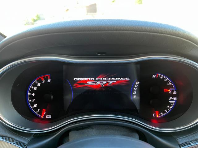 ジープ・グランドチェロキー ＳＲＴ　左Ｈ　新車並行　パノラマサンルーフ　カーボンインテリア　Ｂｒｅｎｂｏブレーキ　ＲＯＨＡＮＡ２２ｉｎｃｈ　パドルシフト　ローンチコントロール　ＢＬＵＥＴＯＯＴＨ　バック＆サイド＆アンダーカメラ　ＥＴＣ（41枚目）