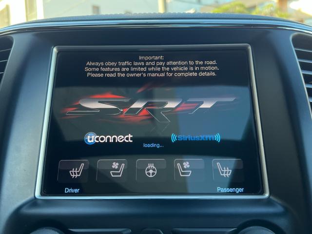 ジープ・グランドチェロキー ＳＲＴ　左Ｈ　新車並行　パノラマサンルーフ　カーボンインテリア　Ｂｒｅｎｂｏブレーキ　ＲＯＨＡＮＡ２２ｉｎｃｈ　パドルシフト　ローンチコントロール　ＢＬＵＥＴＯＯＴＨ　バック＆サイド＆アンダーカメラ　ＥＴＣ（44枚目）