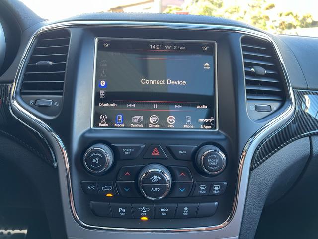 ジープ・グランドチェロキー ＳＲＴ　左Ｈ　新車並行　パノラマサンルーフ　カーボンインテリア　Ｂｒｅｎｂｏブレーキ　ＲＯＨＡＮＡ２２ｉｎｃｈ　パドルシフト　ローンチコントロール　ＢＬＵＥＴＯＯＴＨ　バック＆サイド＆アンダーカメラ　ＥＴＣ（49枚目）