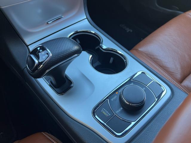 ジープ・グランドチェロキー ＳＲＴ　左Ｈ　新車並行　パノラマサンルーフ　カーボンインテリア　Ｂｒｅｎｂｏブレーキ　ＲＯＨＡＮＡ２２ｉｎｃｈ　パドルシフト　ローンチコントロール　ＢＬＵＥＴＯＯＴＨ　バック＆サイド＆アンダーカメラ　ＥＴＣ（51枚目）