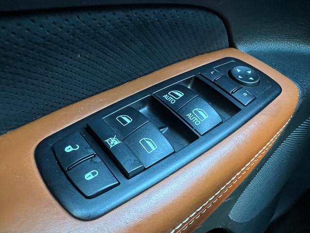 ジープ・グランドチェロキー ＳＲＴ　左Ｈ　新車並行　パノラマサンルーフ　カーボンインテリア　Ｂｒｅｎｂｏブレーキ　ＲＯＨＡＮＡ２２ｉｎｃｈ　パドルシフト　ローンチコントロール　ＢＬＵＥＴＯＯＴＨ　バック＆サイド＆アンダーカメラ　ＥＴＣ（53枚目）