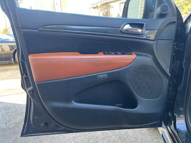 ジープ・グランドチェロキー ＳＲＴ　左Ｈ　新車並行　パノラマサンルーフ　カーボンインテリア　Ｂｒｅｎｂｏブレーキ　ＲＯＨＡＮＡ２２ｉｎｃｈ　パドルシフト　ローンチコントロール　ＢＬＵＥＴＯＯＴＨ　バック＆サイド＆アンダーカメラ　ＥＴＣ（65枚目）