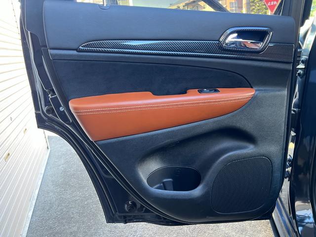 ジープ・グランドチェロキー ＳＲＴ　左Ｈ　新車並行　パノラマサンルーフ　カーボンインテリア　Ｂｒｅｎｂｏブレーキ　ＲＯＨＡＮＡ２２ｉｎｃｈ　パドルシフト　ローンチコントロール　ＢＬＵＥＴＯＯＴＨ　バック＆サイド＆アンダーカメラ　ＥＴＣ（66枚目）
