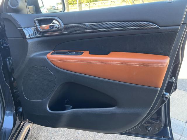 ジープ・グランドチェロキー ＳＲＴ　左Ｈ　新車並行　パノラマサンルーフ　カーボンインテリア　Ｂｒｅｎｂｏブレーキ　ＲＯＨＡＮＡ２２ｉｎｃｈ　パドルシフト　ローンチコントロール　ＢＬＵＥＴＯＯＴＨ　バック＆サイド＆アンダーカメラ　ＥＴＣ（67枚目）