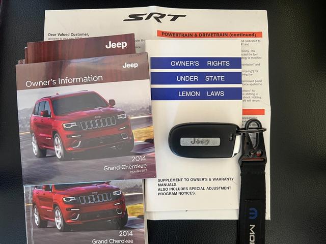 ジープ・グランドチェロキー ＳＲＴ　左Ｈ　新車並行　パノラマサンルーフ　カーボンインテリア　Ｂｒｅｎｂｏブレーキ　ＲＯＨＡＮＡ２２ｉｎｃｈ　パドルシフト　ローンチコントロール　ＢＬＵＥＴＯＯＴＨ　バック＆サイド＆アンダーカメラ　ＥＴＣ（76枚目）