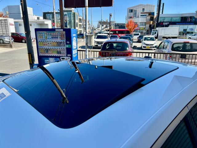 クライスラー・３００ ＳＲＴ８　左Ｈ　新車並行　ＳＲＴ専用レザーシート　カーボンインテリア　ＳＲＴ専用ステアリング　ＳＲＴ２０ｉｎｃｈアルミ　ＳＲＴグリル　ＳＲＴパフォーマンスシステム　ナビ　Ｂｌｕｅｔｏｏｔｈ　バックカメラ　ＥＴＣ（15枚目）