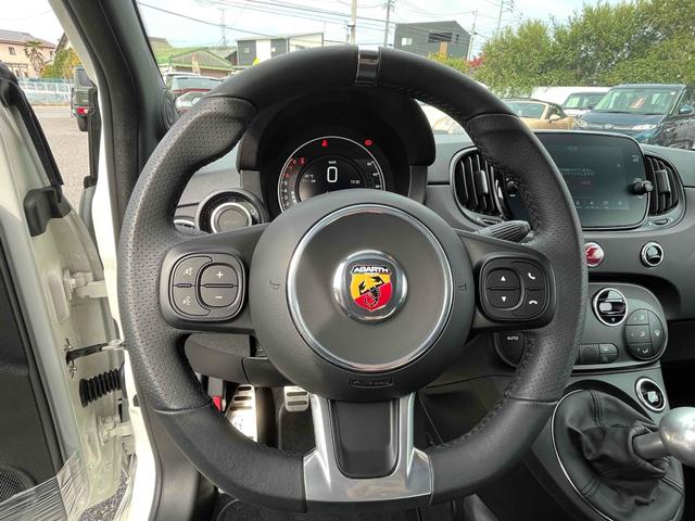 アバルト595 ワンオーナー 5MT 左ハンドル 電動オープン 前後ドラレコ アップルカープレイ Bluetooth ETC 17インチAW オートライト beatsサウンドシステム USBポート(5枚目)