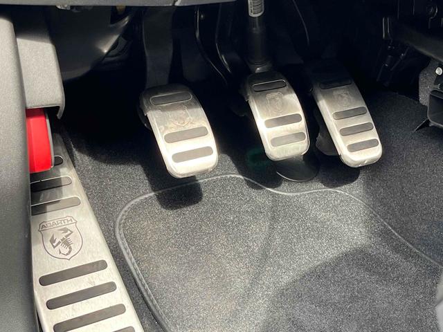 アバルト595 ワンオーナー 5MT 左ハンドル 電動オープン 前後ドラレコ アップルカープレイ Bluetooth ETC 17インチAW オートライト beatsサウンドシステム USBポート(26枚目)