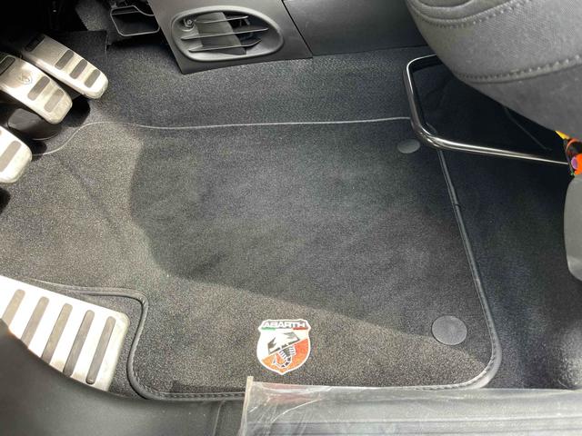 アバルト595 ワンオーナー 5MT 左ハンドル 電動オープン 前後ドラレコ アップルカープレイ Bluetooth ETC 17インチAW オートライト beatsサウンドシステム USBポート(27枚目)