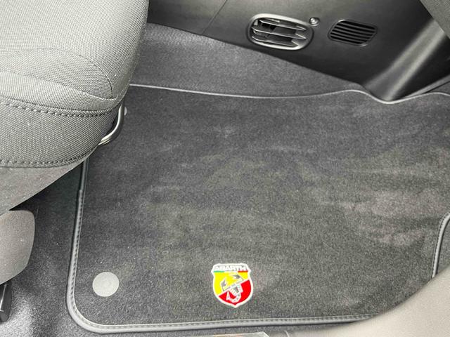 アバルト595 ワンオーナー 5MT 左ハンドル 電動オープン 前後ドラレコ アップルカープレイ Bluetooth ETC 17インチAW オートライト beatsサウンドシステム USBポート(39枚目)