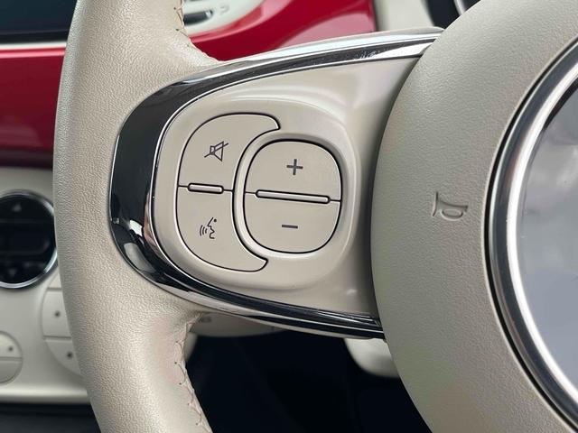 自ら操るハンドル！ドライバーの生命線です。目線を大きくそらすことなくボタンの操作を行うことができるので、安全にも配慮できますね。