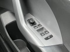 ウィンドウスイッチまわり『使用頻度が多い運転席側のスイッチまわり。目立つ傷もなく綺麗な状態を保っています。』 3