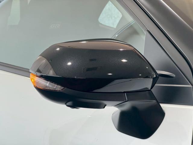 ヤリスクロス ＧＲスポーツ　登録済み未使用車　トヨタチームメイト　ステアリングヒータ　アクセサリーコンセント　ＧＲ専用１８インチＡＷ　８インチディスプレイオーディオＰｌｕｓ　ナビ　フルセグＴＶ　全方位カメラ　ＢＳＭ　ＥＴＣ２．０（9枚目）