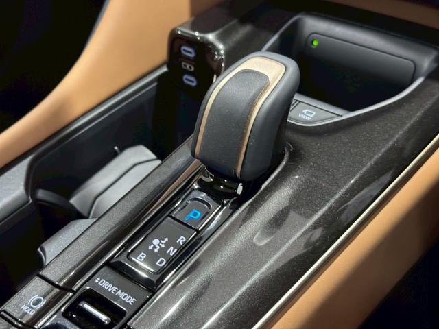 クラウンスポーツ Ｚ　パノラマルーフ　クラウンＰＫＧ　デジタルインナーミラー　置くだけ充電　ＨＤＭＩ端子　ドライブレコーダー　全方位カメラ　ナビ　フルセグＴＶ　パーキングサポート　ＨＵＤ　ＢＳＭ　ＥＴＣ２．０　純正２１ＡＷ（68枚目）