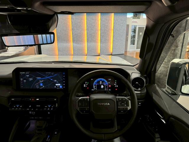 ランドクルーザー250 VX 丸目LEDヘッド トヨタチームメイト 寒冷地仕様 デジタルミラー ムーンルーフ ルーフレール パノラミックビュー ブラインドスポット 純正12.3型DA ナビ フルセグTV HDMI端子 ETC2.0(57枚目)
