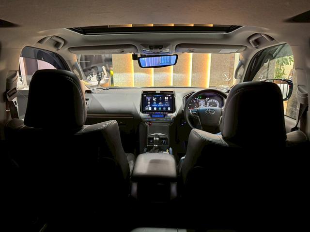 ランドクルーザープラド TX Lパッケージ マットブラックエディション グリルLED アルパインフローティングナビ バックカメラ ETC サンルーフ ルーフレール 寒冷地仕様 アルパインツィーターキット アルパインデジタルミラー イグラ2 リフトアップ リアフィルム(56枚目)