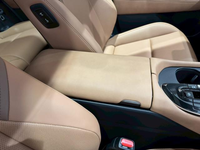 クラウンスポーツ モデリスタエアロ パノラマルーフ パノラミックビューモニター ブラインドスポットモニター 茶色内装 ETC2.0 トノカバー パワーバックドア シートヒーター シートクーラー デジタルインナーミラー(73枚目)