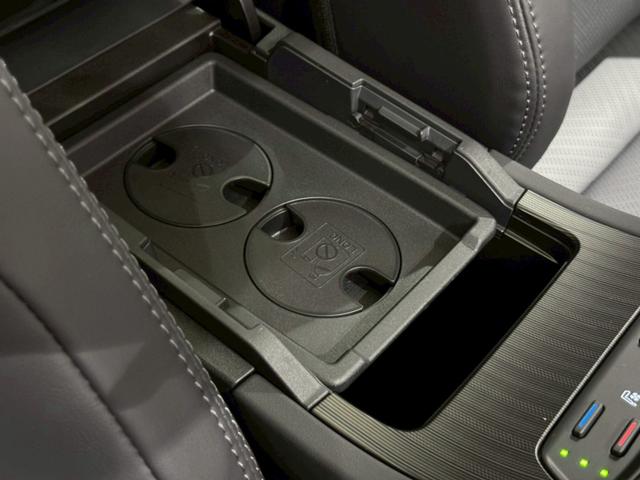 ハリアーハイブリッド Z レザーパッケージ・ナイトシェード パノラマルーフ 寒冷地仕様 シートヒーター シートクーラー パノラミックビューモニターデジタルインナーミラー パワーバックドア 置くだけ充電 ビルトインETC オートハイビームAC100Vコンセント(67枚目)