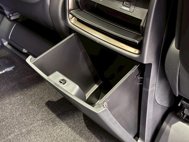 アルファードハイブリッド Z ユニバーサルステップ 後席モニター トヨタチームメイト ビルトインETC ドライブレコーダー サンルーフ デジタルインナーミラー AC100Vコンセント 置くだけ充電 パノラミックビューモニター(52枚目)