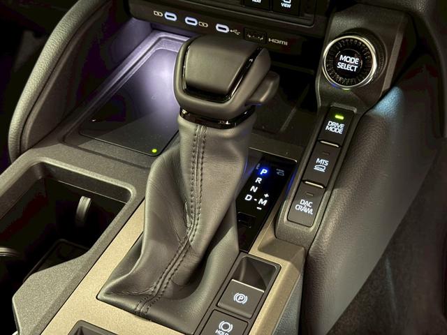 ランドクルーザー２５０ ＺＸファーストエディション　ＪＢＬサウンド　ムーンルーフ　パノラミックビューモニター　ルーフレール　デジタルインナーミラー　丸目ヘッドライト　ビルトインＥＴＣ　ＨＤＭＩ端子　１２．３インチワイドディスプレイ　ドリンクホルダー（68枚目）