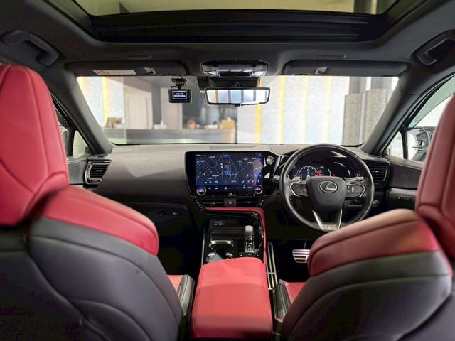 ＮＸ ＮＸ３５０ｈ　Ｆスポーツ　ＴＲＤエアロ　パノラマルーフ　オレンジキャリパー　デジタルミラー　後席シートヒーター　チームメイト　全方位カメラ　ドラレコ　１４型ＤＡ　ナビ　フルＴＶ　ＢＳＭ　ＨＵＤ　ＥＴＣ２．０　２０ＡＷ　内装赤革（50枚目）