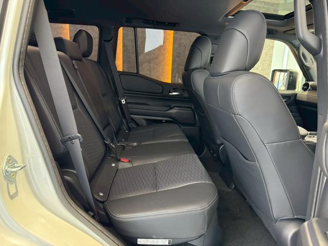 ランドクルーザー２５０ ＶＸ　丸目ヘッドライト　モデリスタパッケージ　モデリスタシグネチャーイルミブレードモデリスタリヤスポイラー　モデリスタオーバーフェンダー　ルーフレール　サンルーフ　ビルトインＥＴＣ　トヨタチームメイト（41枚目）