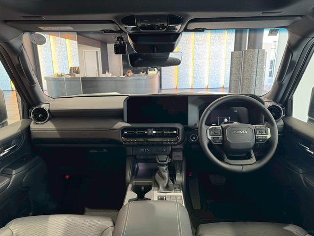 ランドクルーザー２５０ ＶＸ　丸目ヘッドライト　モデリスタパッケージ　モデリスタシグネチャーイルミブレードモデリスタリヤスポイラー　モデリスタオーバーフェンダー　ルーフレール　サンルーフ　ビルトインＥＴＣ　トヨタチームメイト（71枚目）