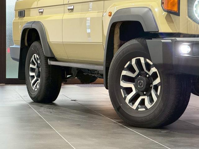 ランドクルーザー７０ ＡＸ　アルパインディスプレイオーディオ　ＨＤＭＩ端子　純正ＥＴＣ　純正バイザー　ＬＥＤヘッドライト　ウッドコンビステアリング　クルーズコントロール　バックカメラ　ヘッドライトレベライザー　アルミホイール（8枚目）