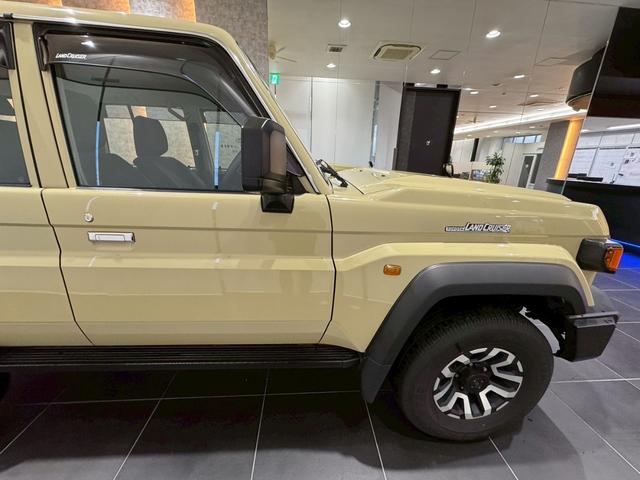 ランドクルーザー７０ ＡＸ　アルパインディスプレイオーディオ　ＨＤＭＩ端子　純正ＥＴＣ　純正バイザー　ＬＥＤヘッドライト　ウッドコンビステアリング　クルーズコントロール　バックカメラ　ヘッドライトレベライザー　アルミホイール（23枚目）